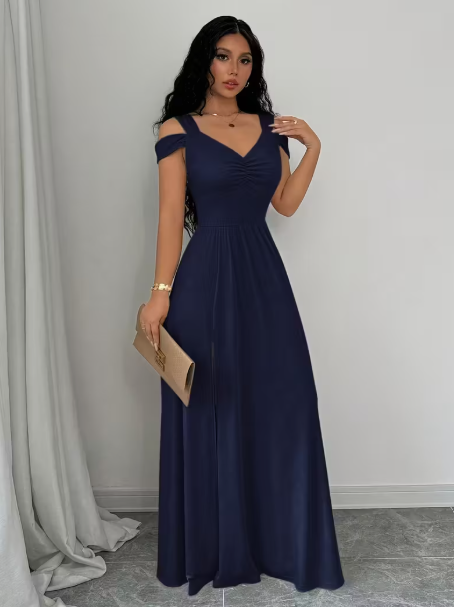 فستان نسائي أنيق بفتحة قصيرة على الفخذ وخصر بارز، وأكمام قصيرة