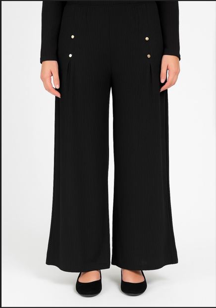 بلوزة طويلة بأكمام طويلة وياقة دائرية وبنطلون مستقيم الساق