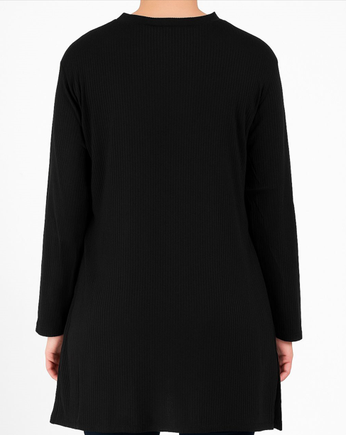 بلوزة طويلة بأكمام طويلة وياقة دائرية وبنطلون مستقيم الساق