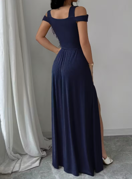 فستان نسائي أنيق بفتحة قصيرة على الفخذ وخصر بارز، وأكمام قصيرة