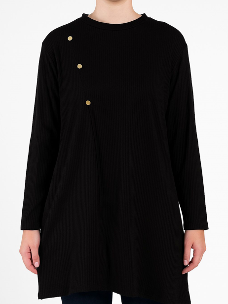 بلوزة طويلة بأكمام طويلة وياقة دائرية وبنطلون مستقيم الساق